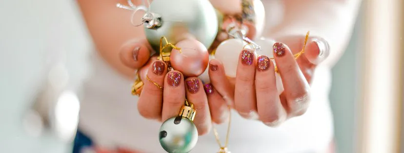 Inšpirácia na vianočnú manikúru: Zvolíte klasiku alebo ligot a lesk?
