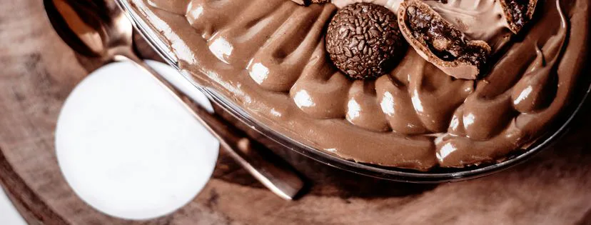 Tri, dva, jedna, odhalené: Pantone farbou roku 2025 je Mocha Mousse
