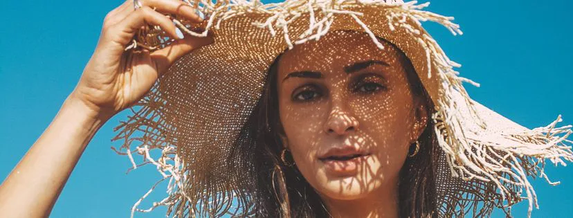 Prečo je kyselina hyalurónová letnou láskou pre vlasy aj pleť?
