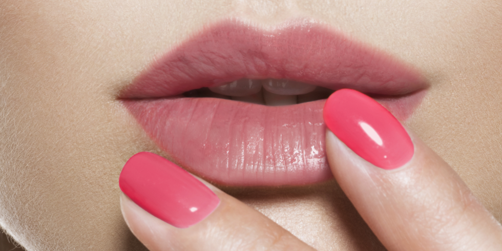 Monochromatická neznamená len čiernobiela. Vyskúšajte líčenie tón v tóne
