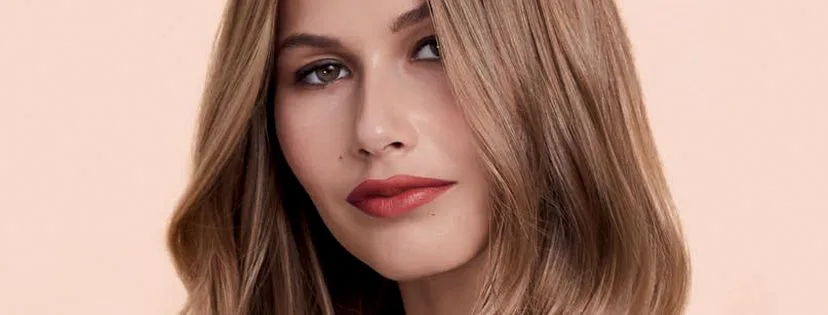 Suché, matné a nevýrazné vlasy: ako ich opäť rozžiariť?