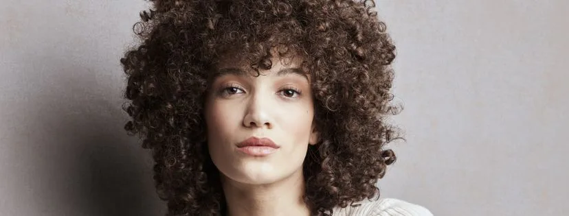 Kaderníčka ALCINA radí: Ako sa starať o kučeravé a vlnité vlasy?

