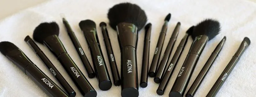 Naučte sa po líčení čistiť kozmetické štetce

