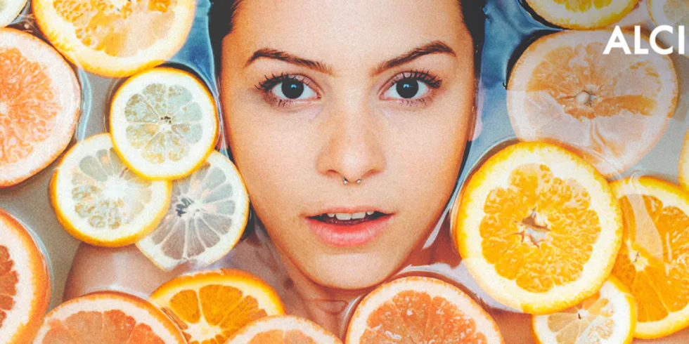 Ovocné kyseliny & slnko: váš letný AHA zážitok
