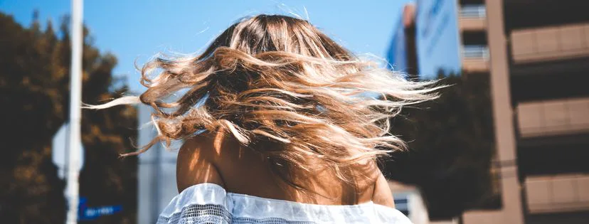 Prázdniny pre vlasy: tipy na letnú starostlivosť od profesionála

