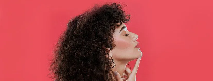 Sviežosť a trblietavé akcenty: Tak vyzerajú trendy v líčení pre jar a leto 2025