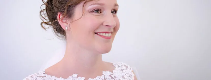 Svadobné trendy 2025: Aké líčenie a účesy sú v kurze?